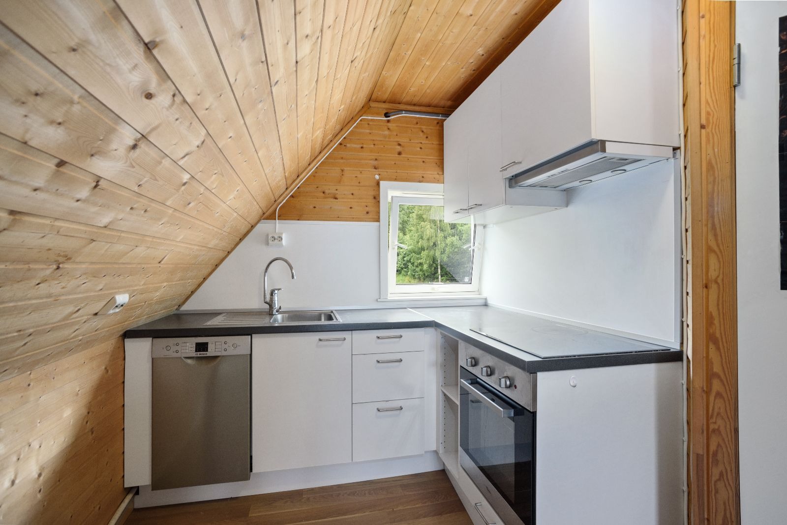 kjøkken med oppvaskmaskin